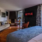 Giant Room In Sintra Center Inside 17Th Century Villa With Snooker And Patio