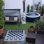 Giant Room In Sintra Center Inside 17Th Century Villa With Snooker And Patio Frühstückspension 3*